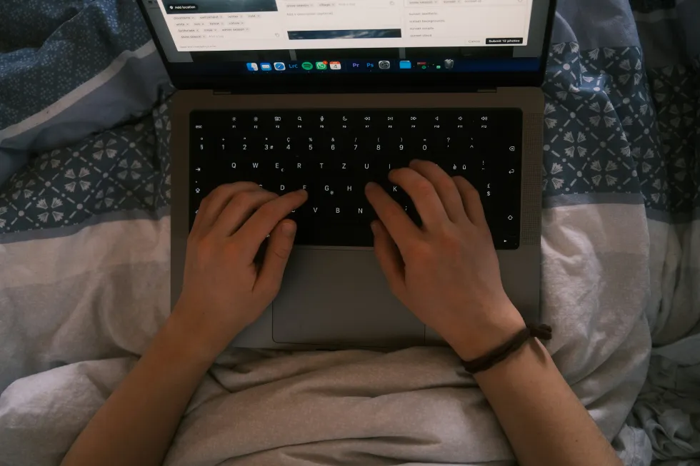 mulher-escrevendo-curriculo-no-laptop